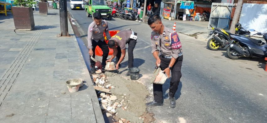 Polisi di Manggarai Barat Kembali Tambal Jalan Berlubang di Labuan Bajo