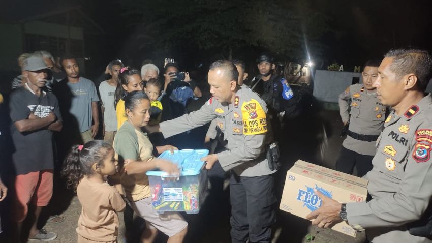 Korban Bentrok di Desa Bugalima-Flores Timur Dapat Bantuan Sembako dari Kapolres Flores Timur