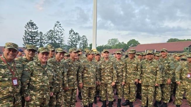 Menteri Kabinet Prabowo Kompak Pakai Baju Militer, Bangun Pagi Buta Lanjut Latihan Baris-berbaris