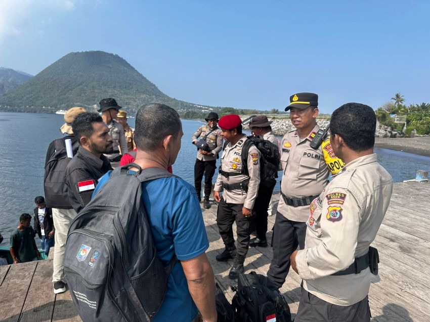 Jalur Darat Sulit Dilalui, Distribusi Logistik Pilkada Tiga PPS di Kecamatan Ndona-Ende Ditempuh dengan Jalur Laut
