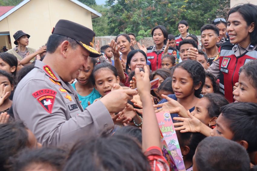 Hibur Anak-Anak di Posko Trauma Healing, Kapolri Pastikan Pendidikan Tetap Berjalan