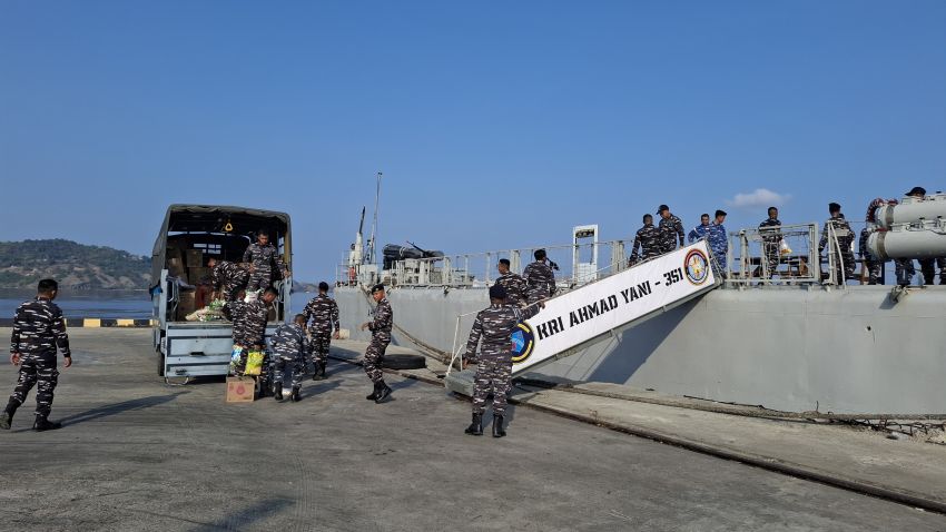 TNI-POLRI dan Warga Manggarai Barat Kembali Salurkan Bantuan Bagi Korban Erupsi Gunung Lewotobi