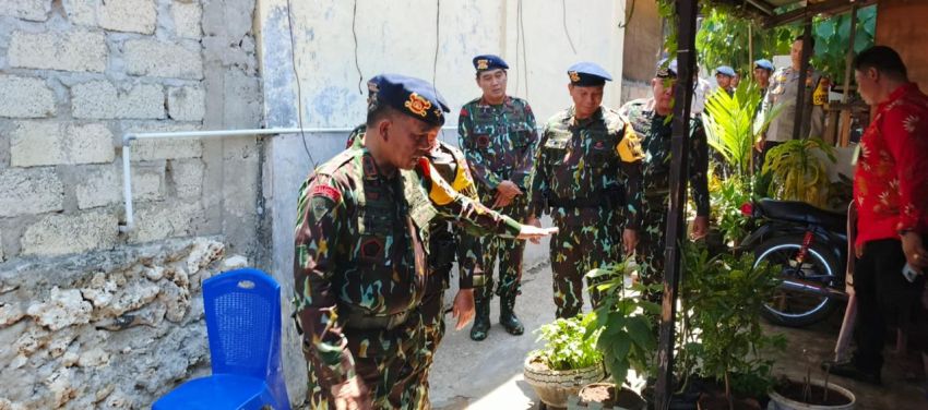 Brimob Polda NTT Bedah Rumah Pegawai Harian Lepas Satbrimob Polda