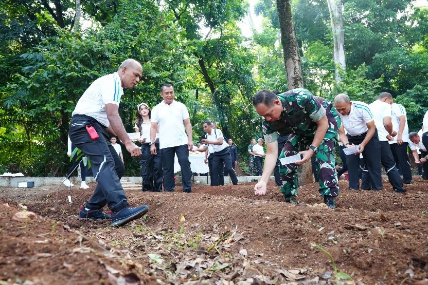 Panglima TNI Tanam Pohon dan Tebar Benih Ikan untuk Lestarikan Lingkungan dan Jaga Ekosistem