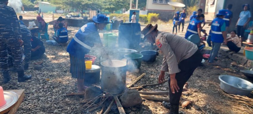 Anggota Polri dan TNI Siapkan Makanan bagi Pengungsi Erupsi Gunung Lewotobi