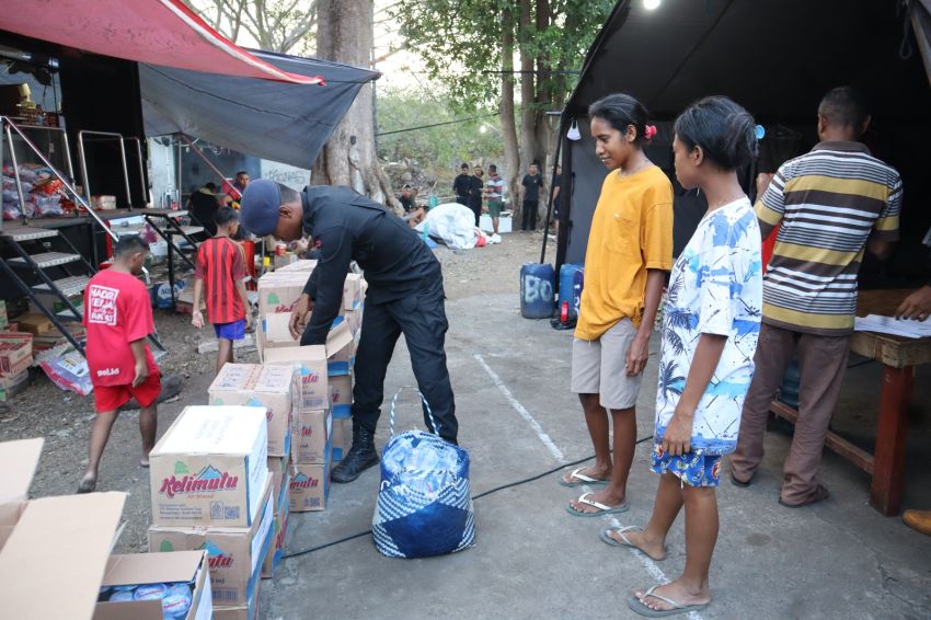 Polda NTT Salurkan Bantuan bagi Masyarakat Terdampak Erupsi Gunung Lewotobi