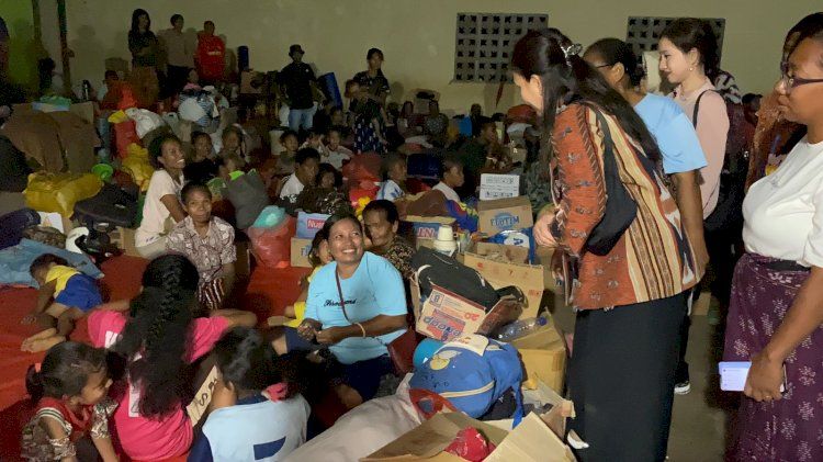 Ketua Umum Bhayangkari Berbaur Bersama Anak-Anak Korban Erupsi Gunung Lewotobi