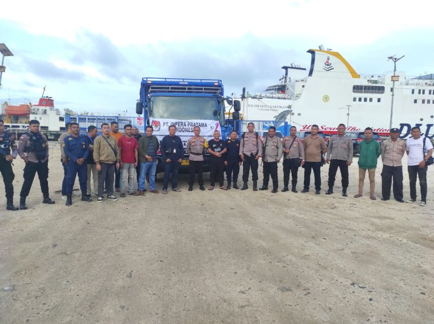 Logistik Pilkada Tiba di Kupang Langsung Dikawal Aparat Kepolisian ke Gudang KPU