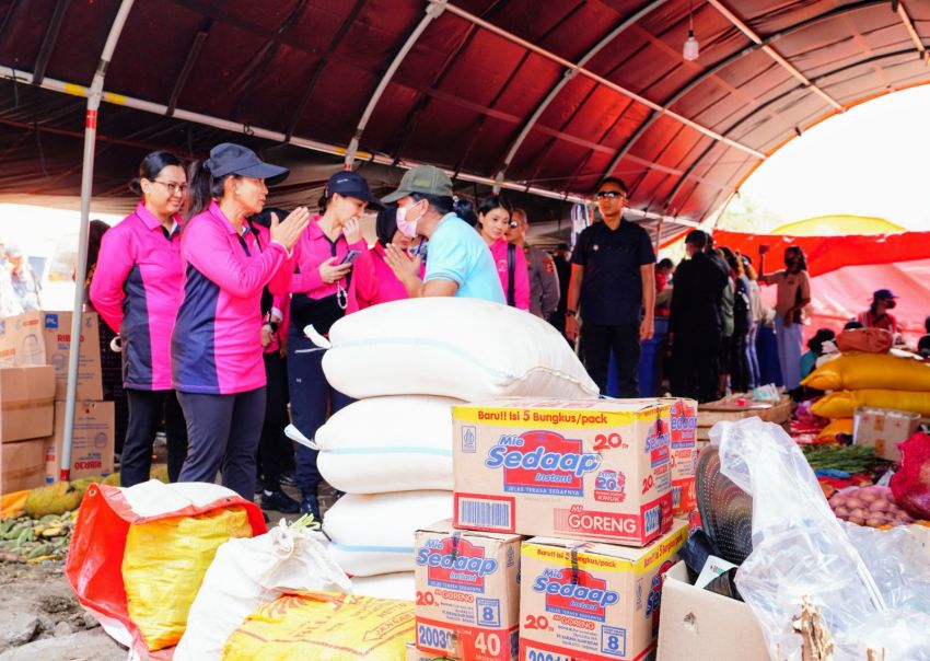 Ketua Umum Bhayangkari Bagikan Sembako untuk Pengungsi di Flores Timur