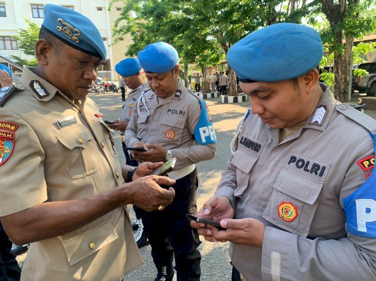 Propam Polda NTT Periksa Aplikasi Judol di Handphone Anggota Propam