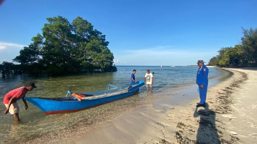 Anggota Polairud Polda NTT Marnit Sumba Timur Bantu Perbaiki Perahu Nelayan