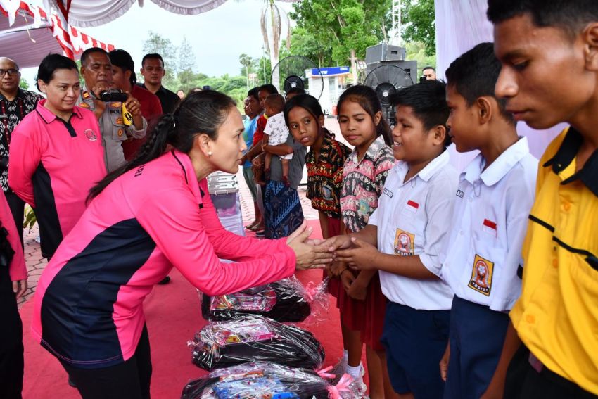 Ketua Umum Bhayangkari Berikan Bantuan Kemanusiaan di Polres Kupang