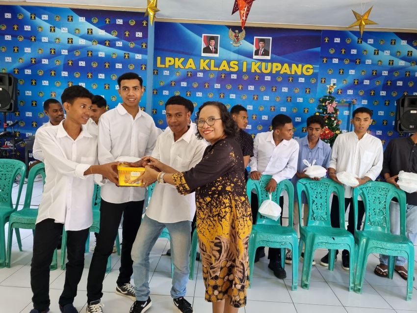Rayon III GMIT Horeb Perumnas Berbagi Kasih dengan Penghuni LPKA Klas I Kupang
