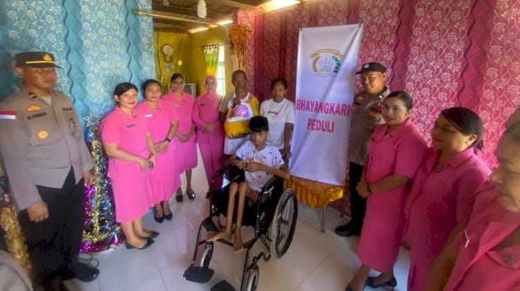 Kursi Roda Jadi Hadiah Natal Kapolres Rote Ndao bagi Sejumlah Anak Disabilitas