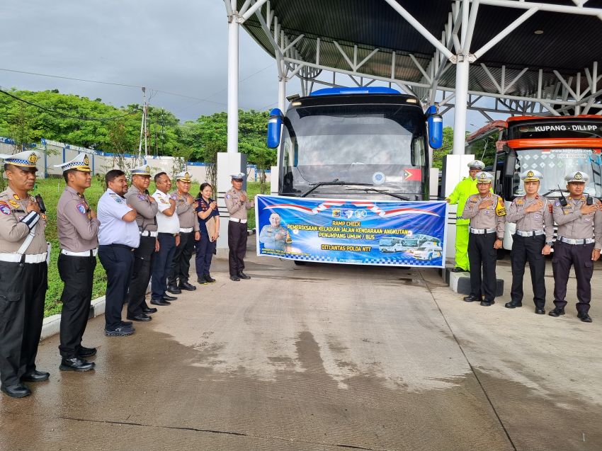 Polantas-Dishub Cek Keselamatan Sopir dan Kendaraan Luar Kota Kupang Sebelum Keberangkatan