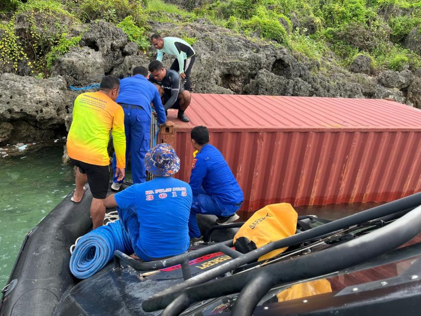 Polairud Polda NTT Selamatkan Puluhan Kontainer Pasca Kapal Tenggelam