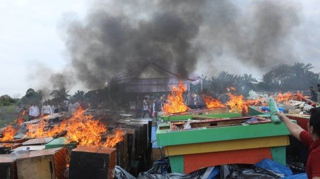 209 Mesin Judi Dibakar, Polda Sumut Bakar Tetapkan 2 Wanita jai Tersangka