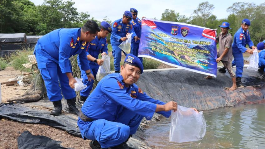 Anggota Satuan Polairud Polres Manggarai Barat Sebar Ribuan Benih Ikan Nila