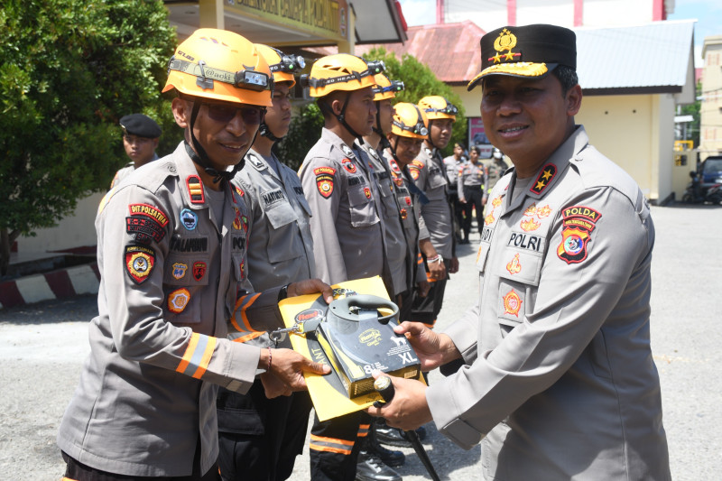 Perkuat Respon Bencana, Mabes Polri Bantu Polda NTT Dua Satwa K9 Spesialis SAR