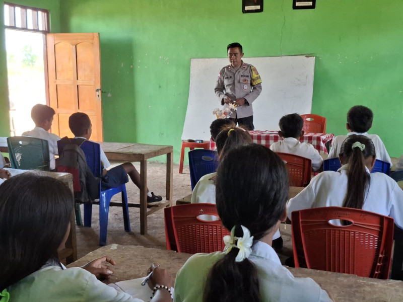 Prihatin Dengan Pendidikan Anak di Desa, Bhabinkamtibmas di Sumba Timur Galang Kerjasama Dengan Warga Bangun Sekolah Darurat