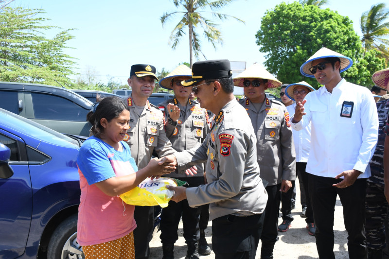 Puluhan Ton Beras SPHP Disalurkan Polda NTT Lewat Gerakan Pangan Murah