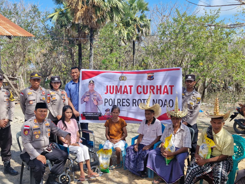 Kapolres Rote Ndao Gelar Jumat Curhat dan Bagi Kursi Roda Bagi Penderita Sakit Lupus
