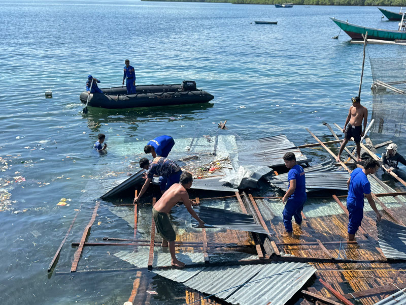 Rumah Nelayan di Sikka-NTT Roboh Diterjang Angin, Marnit Polairud NTT Bantu Evakuasi