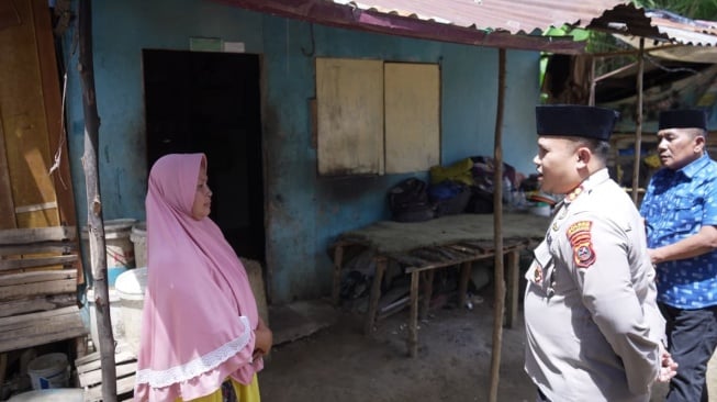 Polres Labusel Bedah Rumah Warga Kurang Mampu, Anak Sakit Juga Dibantu