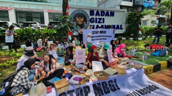 Emak-emak Demo Tolak Program MBG di Depan Kantor BGN, Bawa Makanan Sendiri