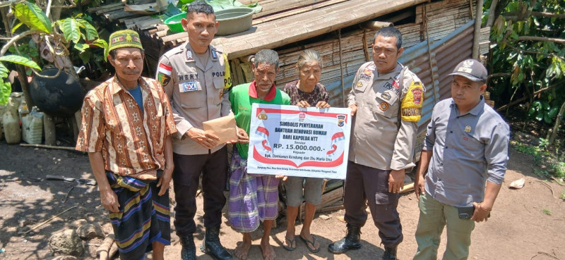 Kapolda NTT Bantu Lansia di Manggarai Timur Untuk Renovasi Rumah Tinggal