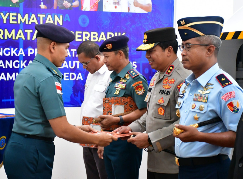Kodaeral VII Beri Brevet Kehormatan Penyelaman Hiperbarik ke Kapolda NTT