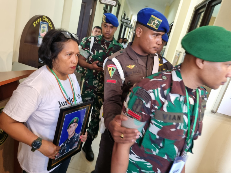 Bertemu Penganiaya Anaknya Hingga Tewas Di Lokasi Sidang, Ibu Prada Lucky Luapkan Kemarahannya