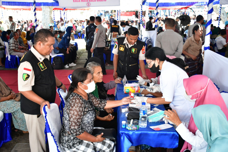 Ribuan Warga Ende-NTT Dapat Layanan Medis Gratis Dipelopori Bhayangkari