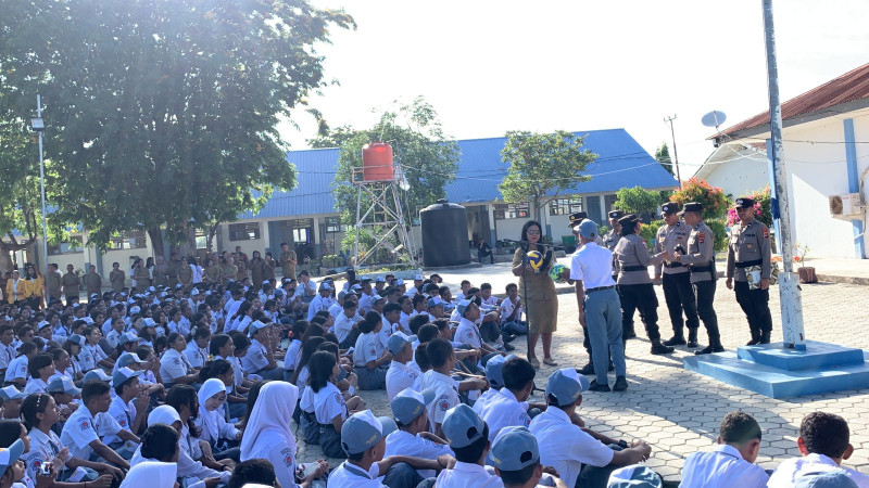 Pimpin Upacara Pagi di SMAN 5 Kupang, Perwira Ditbinmas Polda NTT Beri Sejumlah Himbauan Kamtibmas