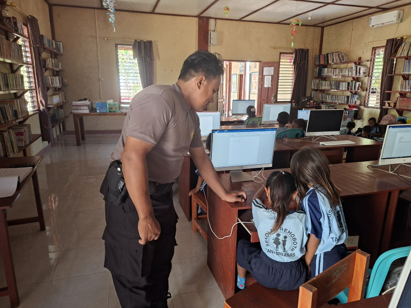 Anggota Polsek Haharu-Sumba Timur Asuh Ratusan Anak Panti Asuhan
