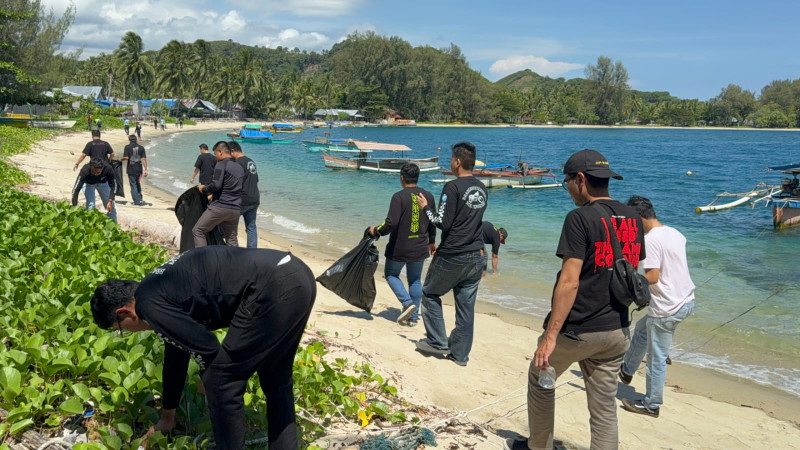 Peduli Lingkungan, Fosil BUMN Gorontalo Gelar Aksi Bersih-Bersih Pantai dan Bakti Sosial
