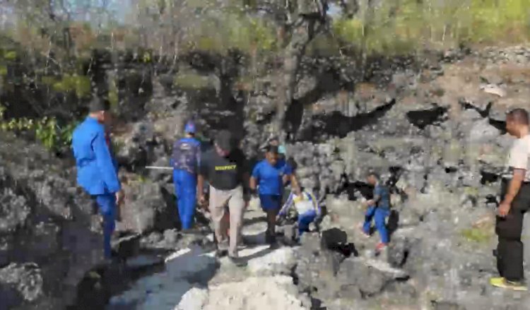 Peduli Sektor Wisata, Anggota Ditpolairud Polda NTT Bangun Akses Jalan ke Lokasi Gua Kristal-Kupang