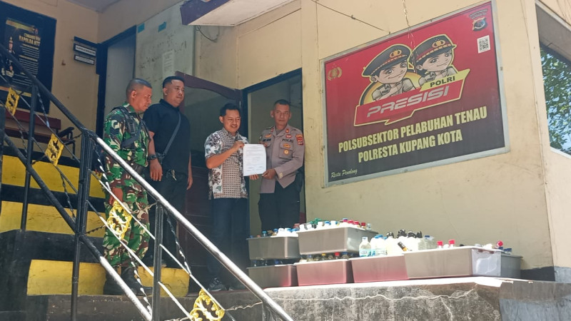 Polsubsektor Pelabuhan Tenau Kupang Terima Barang Temuan Milik Penumpang dari Pelindo