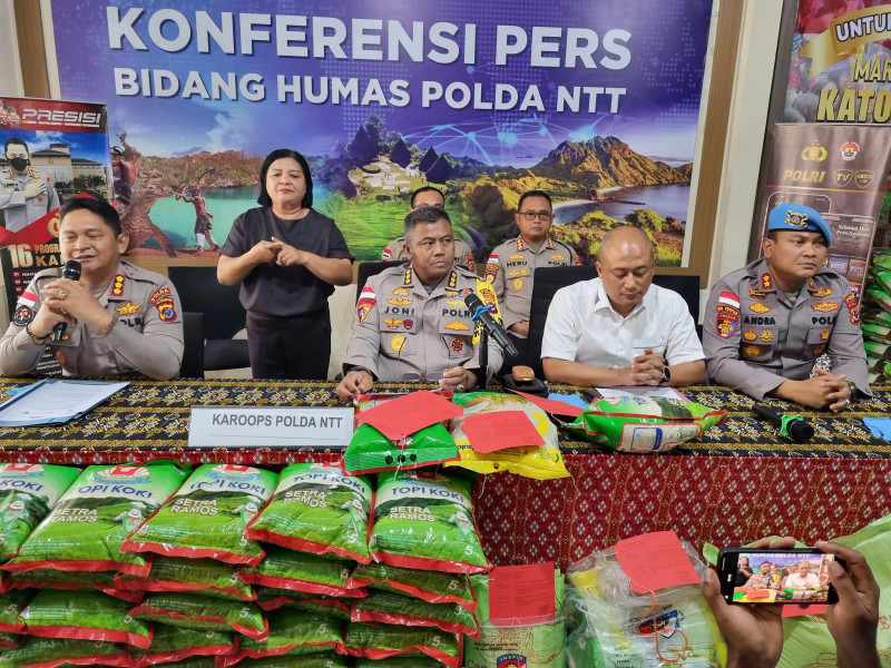 Ungkap Kasus Penipuan Kemasan, Polda NTT Amankan 2,6 Ton Beras di Pasar Tradisional