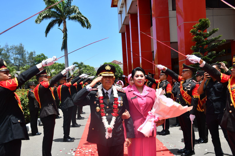 Purna Tugas, Kombes Pol Nanang Putu Wardianto Dilepas Dengan Tradisi Pedang Pora