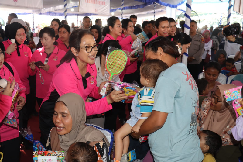Bakti Religi dan Kesehatan di NTT, Ketua Umum Bhayangkari Salurkan Ribuan Paket Bansos