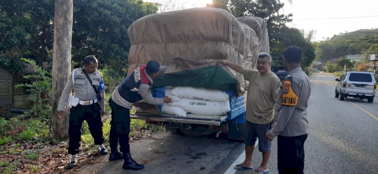 Polisi Amankan Miras Saat Pemeriksaan Kendaraan di Perbatasan Sumba Tengah