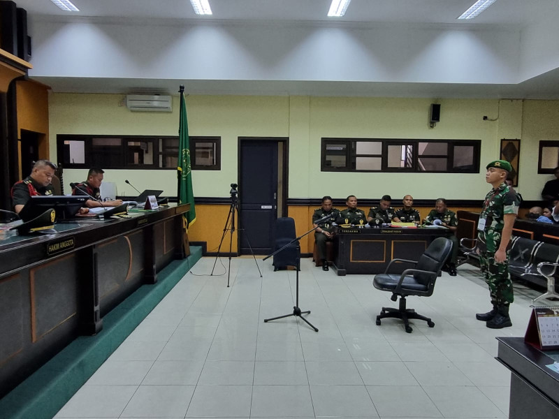 Bawa Foto Almarhum Prada Lucky Saat Sidang Perdana, Ibunda Minta Terdakwa Dipecat
