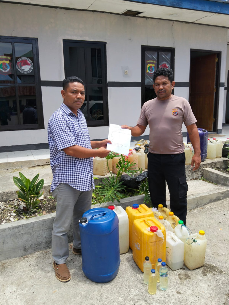 Ratusan Liter Miras Sitaan Dilimpahkan Polsek Ki'E ke Polres TTS