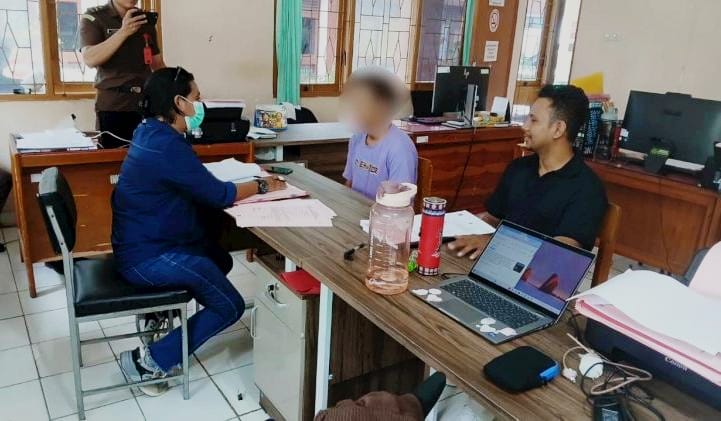 Temukan Percakapan di Handphone Dengan Pria Lain, Pria di Kupang Aniaya Kekasihnya