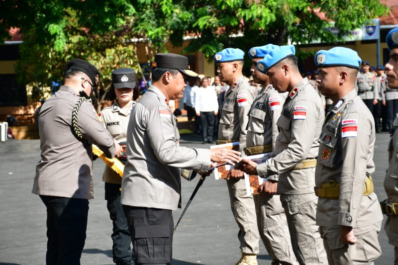 11 Anggota Berprestasi Dapat Penghargaan dari Kapolda NTT