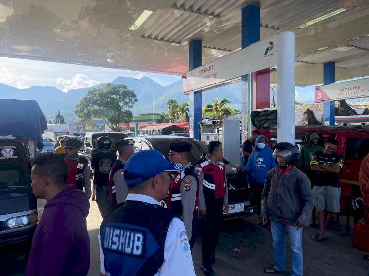 BBM Langka di Manggarai, Warga Antri BBM Hingga Arus Lalu Lintas Macet