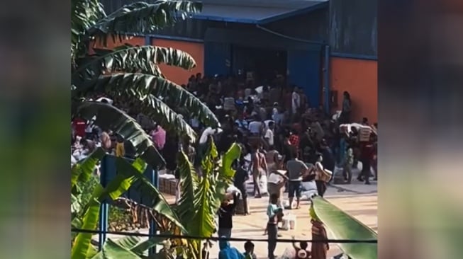 Detik-Detik Penjarahan Gudang Bulog Sibolga Saat Banjir, Beras dan Minyak Goreng Diambil Warga