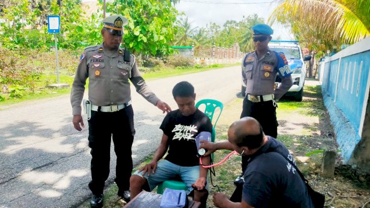 Satlantas Polres Rote Ndao Beri Edukasi Sambil Periksa Kesehatan Pengendara Saat Operasi Zebra Turangga