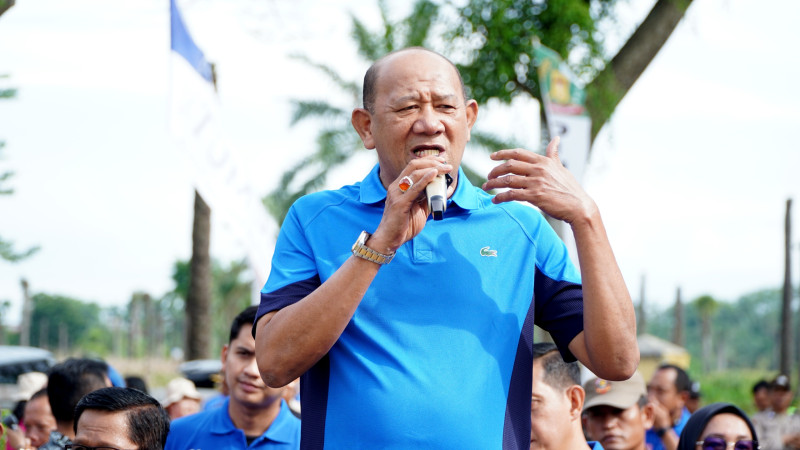 Gerak Jalan Santai HGN 2025, Bupati Syah Afandin Tekankan Penguatan Peran dan Kesejahteraan Guru